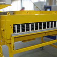 Les fours de transition sont adaptés aux procédés de fabrication en chauffage continu,traitement thermique des câbles, des bandes métalliques et profilés synthétiques ou similaires. Plusieurs Fours peuvent être assemblés entre eux. Différentes température