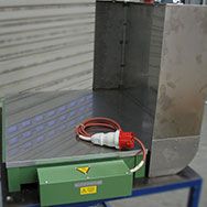 Des tables chauffantes sont utilisées pour chauffer de la cire ainsi que des corps de bobine et des moules métalliques. Des fabrications avec couvercle évitent une perte de chaleur et améliorent la répartition de la température sur la table chauffante.