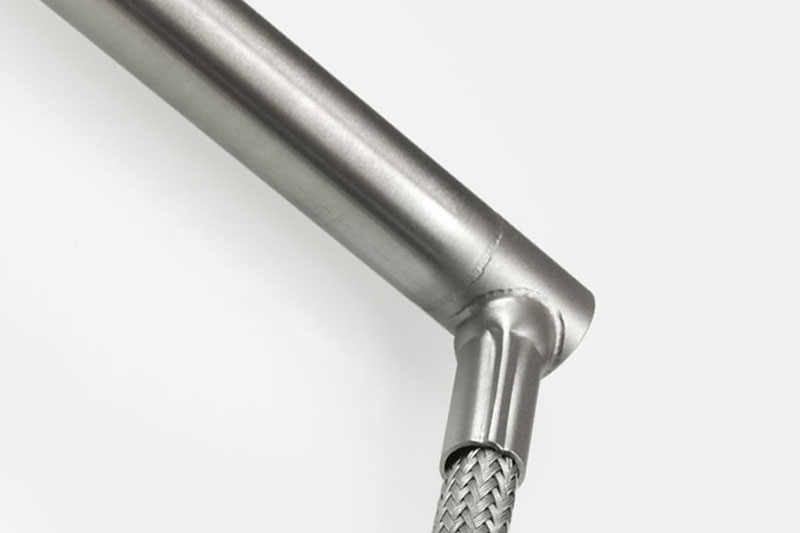 Exécution NR: coude coudé avec tuyau tressé et conducteur de protection pour un diamètre de 16 mm