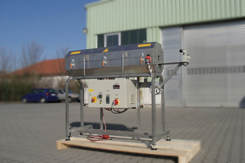 Les fours de transition sont adaptés aux procédés de fabrication en chauffage continu,traitement thermique des câbles, des bandes métalliques et profilés synthétiques ou similaires. Plusieurs Fours peuvent être assemblés entre eux. Différentes température