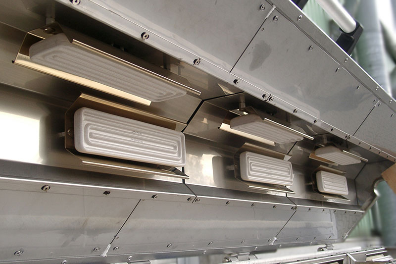 Fours de transition avec table debout équipée de radiateurs infrarouges en acier inoxydable et d'une moitié supérieure à charnière pour chauffer des câbles en silicone de 9 mm