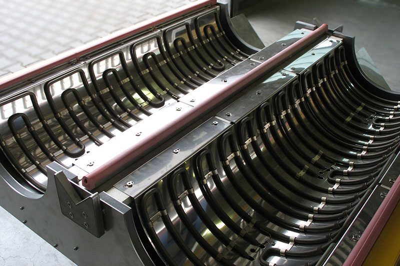 Les fours de transition sont adaptés aux procédés de fabrication en chauffage continu,traitement thermique des câbles, des bandes métalliques et profilés synthétiques ou similaires. Plusieurs Fours peuvent être assemblés entre eux. Différentes température