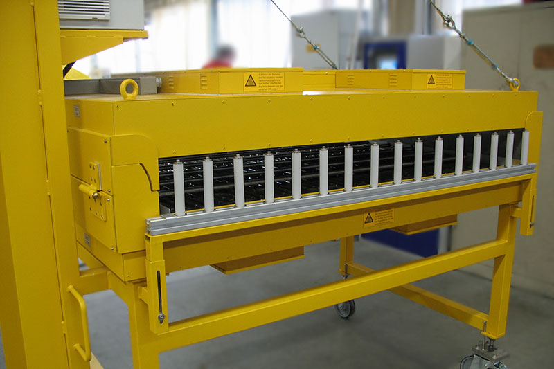 Les fours de transition sont adaptés aux procédés de fabrication en chauffage continu,traitement thermique des câbles, des bandes métalliques et profilés synthétiques ou similaires. Plusieurs Fours peuvent être assemblés entre eux. Différentes température