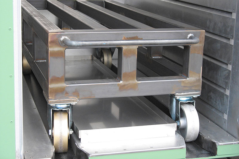 Les fours de séchage, appelés fours avec chariot de chargement, facilitent la manipulation des pièces lourdes. Il existe des versions avec des aides de chargement à la même hauteur ou avec des bogies entièrement escamotables. Des roulettes pivotan