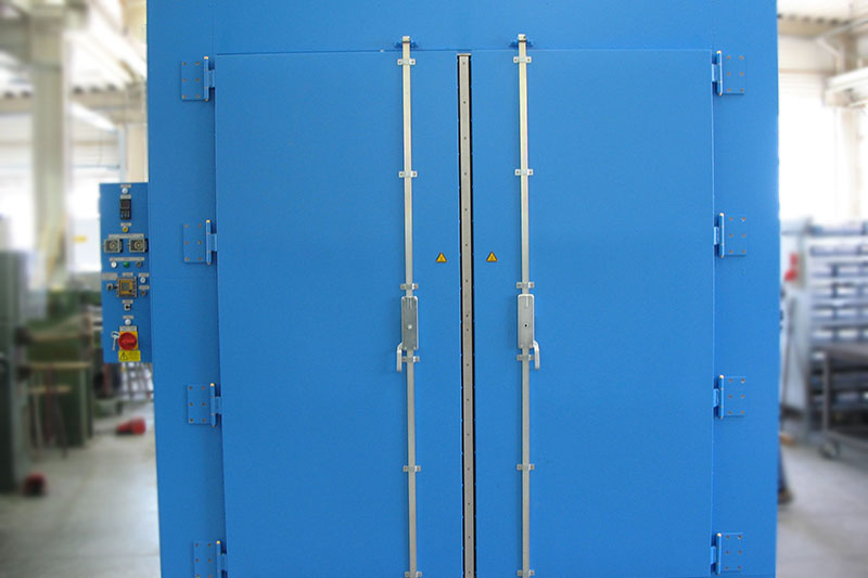Les fours de séchage, appelés fours avec chariot de chargement, facilitent la manipulation des pièces lourdes. Il existe des versions avec des aides de chargement à la même hauteur ou avec des bogies entièrement escamotables. Des roulettes pivotan