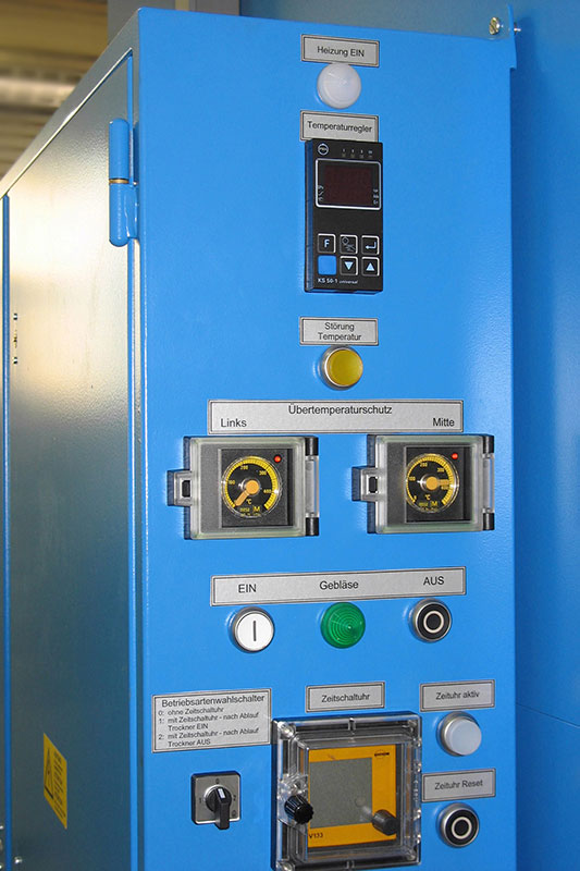Les fours de séchage, appelés fours avec chariot de chargement, facilitent la manipulation des pièces lourdes. Il existe des versions avec des aides de chargement à la même hauteur ou avec des bogies entièrement escamotables. Des roulettes pivotan