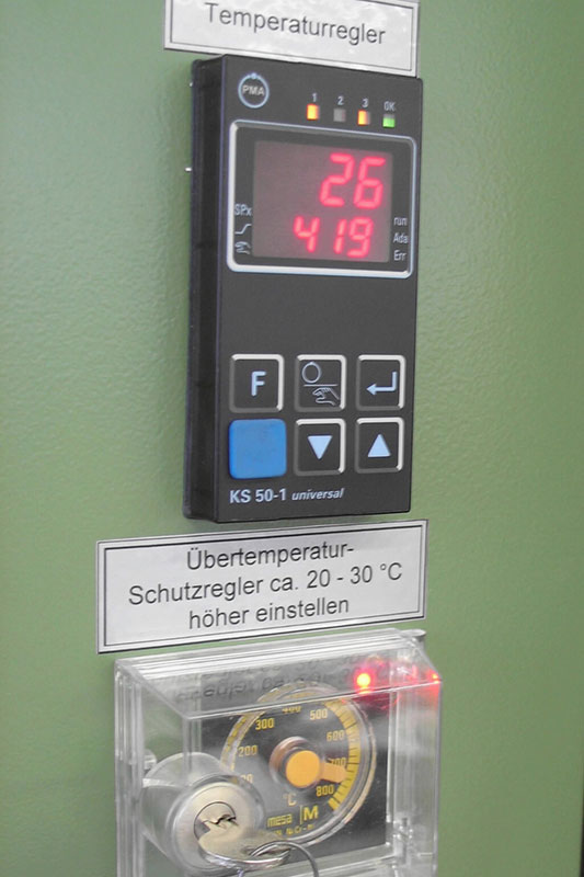 Les armoires chauffantes sont utilisés pour un traitement doux, juste de température et thermique des composants dans le domaine de la production des actionneurs de puissance électroniques. Une atmosphère gaz inerte support ce processus.