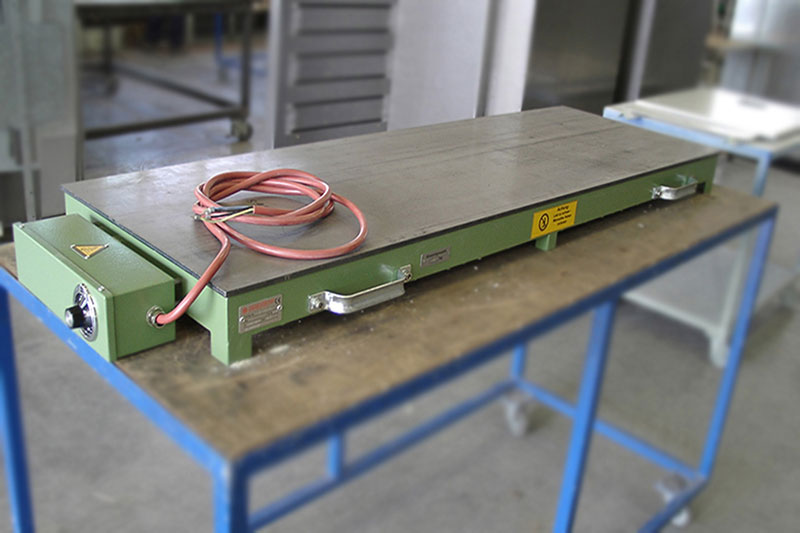 Des tables chauffantes sont utilisées pour chauffer de la cire ainsi que des corps de bobine et des moules métalliques. Des fabrications avec couvercle évitent une perte de chaleur et améliorent la répartition de la température sur la table chauffante.