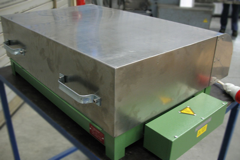 Des tables chauffantes sont utilisées pour chauffer de la cire ainsi que des corps de bobine et des moules métalliques. Des fabrications avec couvercle évitent une perte de chaleur et améliorent la répartition de la température sur la table chauffante.